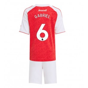 Arsenal Gabriel Magalhaes #6 Replika Babytøj Hjemmebanesæt Børn 2025-26 Kortærmet (+ Korte bukser)